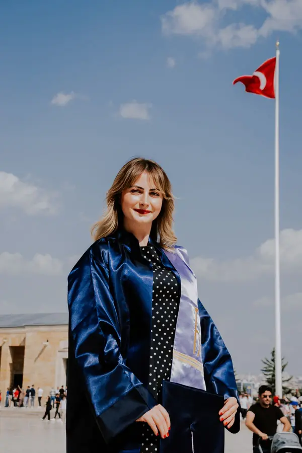 Anıtkabir'de mezuniyet cübbesiyle diplomasını tutan öğrenci